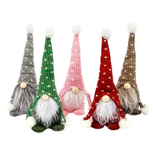 Set di cinque gnomi natalizi svedesi festivi con cappelli a maglia e barbe bianche