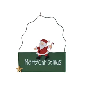 Détail d'une plaque de porte de Noël en métal avec Père Noël et texte Merry Christmas