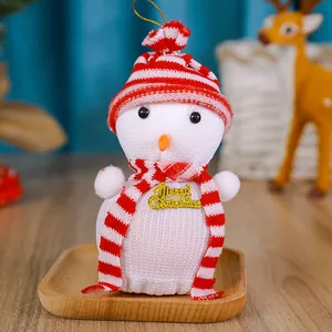 Festliche handgemachte Plüsch-Schneemann-Weihnachts-Geschenktüte mit rot gestreifter Mütze