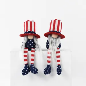 Détail de deux gnomes patriotiques aux motifs du drapeau américain sur une boîte