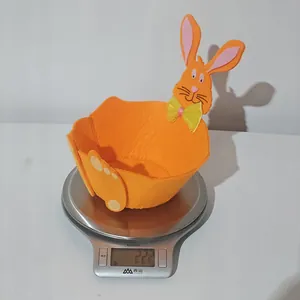 Detailaufnahme des orangefarbenen Osterhasen-Filzkorbs auf einer Waage mit 22,2g Gewicht