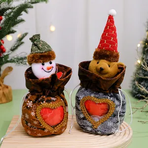 Deux sacs cadeaux de Noël festifs avec bonhomme de neige et ours et fenêtres en cœur