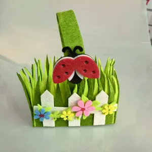 Detailansicht des Osterfilzkorbs mit süßem Marienkäfer- und Gartenzaun-Design