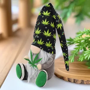 Bambola gnomo fatta a mano con motivi a foglia verde per decorazione casa e giardino.