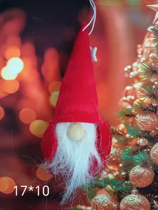 Detailansicht eines roten Weihnachts-Wichtels zum Aufhängen mit weißem Bart.