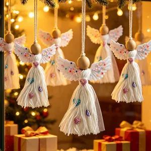 Vue détaillée d'anges blancs tissés à la main avec glands suspendus dans un décor festif