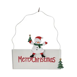 Détail du bonhomme de neige en métal et de l'inscription Merry Christmas sur la plaque