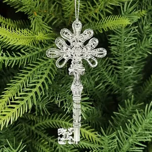 Detailaufnahme eines klaren Glitzer-Acryl-Vintage-Schlüssels als Christbaumschmuck.