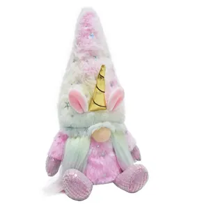 Vista dettagliata dello gnomo unicorno in peluche con pelliccia sfumata e paillettes