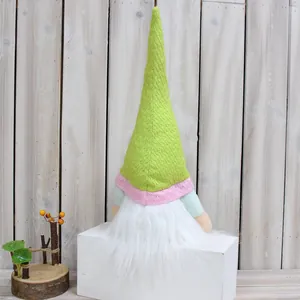 Vue détaillée d'un gnome vert sans visage avec une longue barbe blanche pour décoration