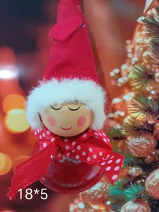 Primer plano de un muñeco de Navidad con lazo de lunares rojos y gorro de felpa