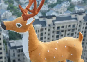 Vista detallada de una figura de reno marrón realista para escaparates navideños