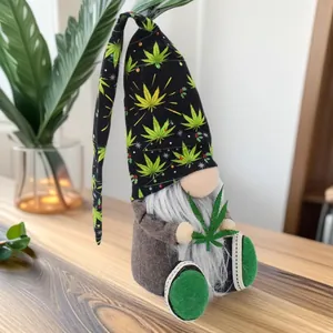 Gnomo di peluche fatto a mano con cappello a motivo di foglia di cannabis e foglia