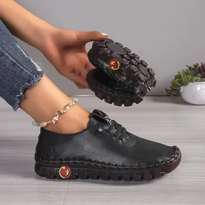 Detail van de extreme flexibiliteit van deze zwarte soepele lederen loafers