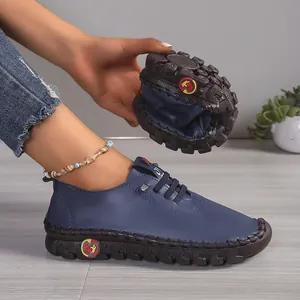 Flexibele marineblauwe leren loafers voor dames met zachte rubberen zolen