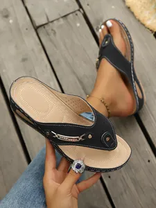 Chanclas con cuña negras con hebilla dorada y suela interior acolchada beige