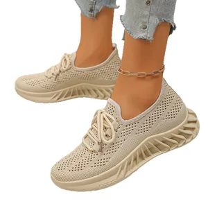 Baskets de sport beiges élégantes en maille respirante pour femmes avec semelles légères.