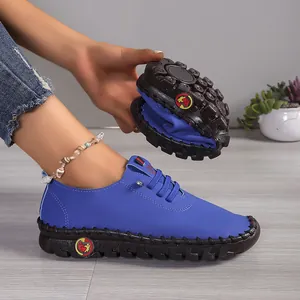 Flexibele blauwe leren wandelschoen voor dames met duurzame gestikte rubberen zool.