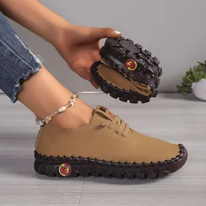 Flexibele bruine leren loafers met handgestikte rubberen zool die zachtheid tonen