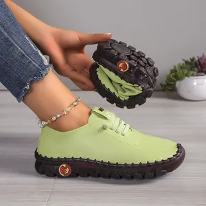Flexibele limoengroene zachte leren loafers met handgestikte rubberen zolen voor dames.