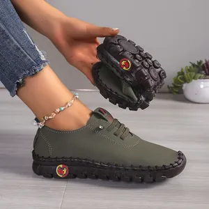 Olijfgroene flexibele lederen damesschoenen met duurzame rubberen zool