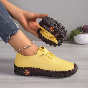 Flexibele gele leren damesloafers met een zachte zool en handgestikte details