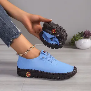 Close-up van de extreme flexibiliteit en zachte rubberen zool van de blauwe leren wandelschoenen