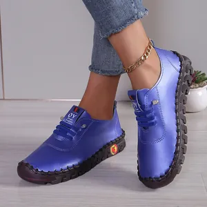 Gedetailleerd overzicht van blauwe zachtlederen damesloafers met rubberen zool.
