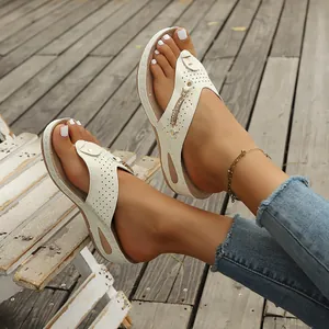 Chanclas de cuña blancas con diseño láser para mujer ideales para la playa en verano