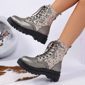 Dettaglio di stivaletti Martin argento metallizzato con paillettes e suola platform nera