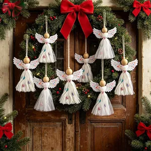 Ornements de Noël ange blanc tissés à la main suspendus à une couronne festive détail