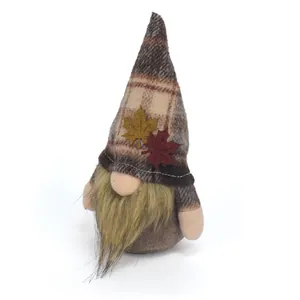 Gnomo autunnale fatto a mano in peluche con cappello a quadri e foglia d'acero