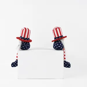 Détail de deux gnomes patriotiques du Jour de l'Indépendance sur un bloc blanc pur