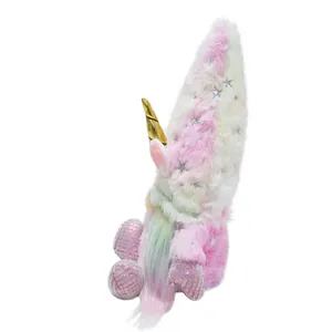 Adorabile gnomo unicorno di peluche con pelliccia sfumata rosa e corno d'oro lucido.