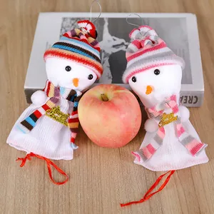 Handgefertigte Schneemann-Weihnachtsapfel-Geschenktüten mit gestrickten Mützen für Feiertage