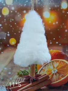 Mini adorno de árbol de Navidad de felpa blanca con accesorios rústicos de invierno