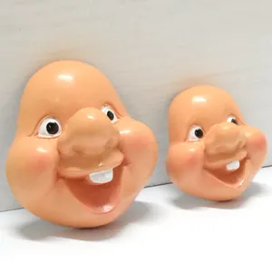 Dettaglio di due facce di gnomo creative in resina con denti a coniglio per bambole artigianali