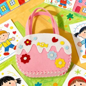 Bolso de fieltro hecho a mano para niños con coloridos motivos de flores y corazones.
