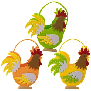 Drei bunte handgefertigte Osterkörbe aus Filz in Hahnenform für Eiersuche und Geschenke.