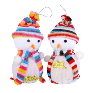 Zwei Weihnachts-Schneemann-Geschenkbeutel mit gestreiften Hüten für Äpfel und Süßes.