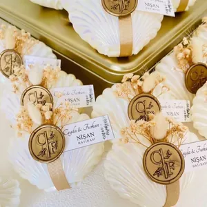 Elegante scatola regalo per caramelle a conchiglia bianco perla con sigillo in cera e fiori