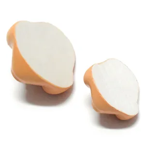 Dettaglio macro di due accessori per viso di gnomo in resina con denti da coniglio