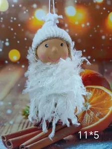 Detalle de adorno navideño de ángel de peluche con cuerpo blanco suave