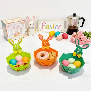 Drei bunte Filzkörbe mit Osterhasen-Ohren für Eier und Snacks zur festlichen Dekoration