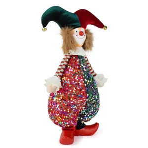 Vista detallada de un muñeco de payaso navideño con lentejuelas, cascabeles y zapatos