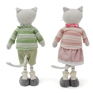 Vue arrière de mignonnes figurines de chat en tissu dans des tenues vert et rose