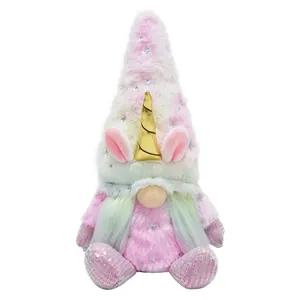 Dettaglio di un simpatico gnomo unicorno di peluche con pelliccia pastello e corno dorato