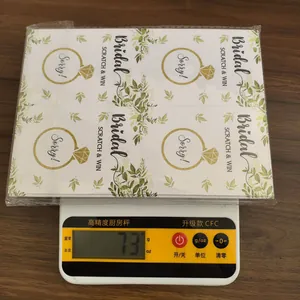 Braut-Rubbellose auf einer Digitalwaage mit einem Gewicht von 73g für 48 Stück gesamt