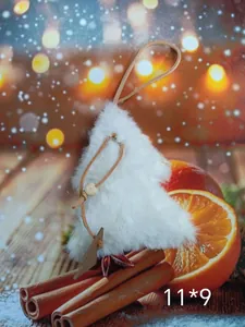 Primer plano de adorno de árbol de Navidad de felpa blanca con cuentas de madera
