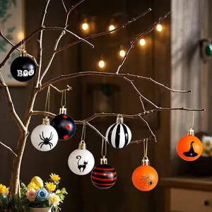 Vista dettagliata delle palline decorative di Halloween appese a un ramo d'albero